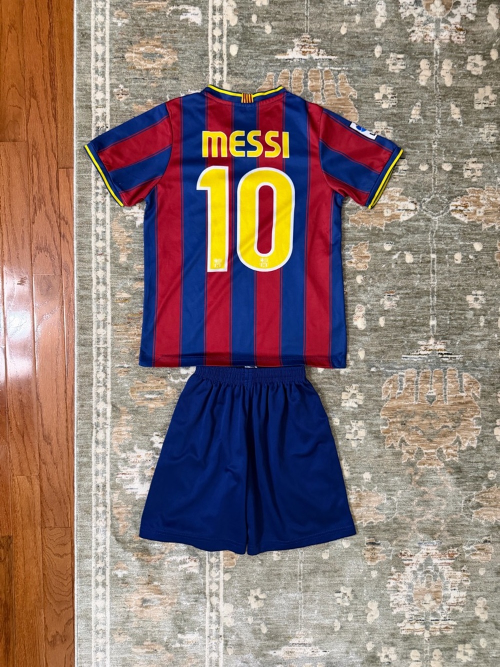 Kids' Home Barcelona Messi Soccer Kit - Picture 2 of 2